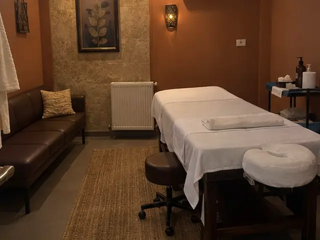 Deri kanepeli, halılı masaj odası — Mahmutbey, Masaj Salonun
