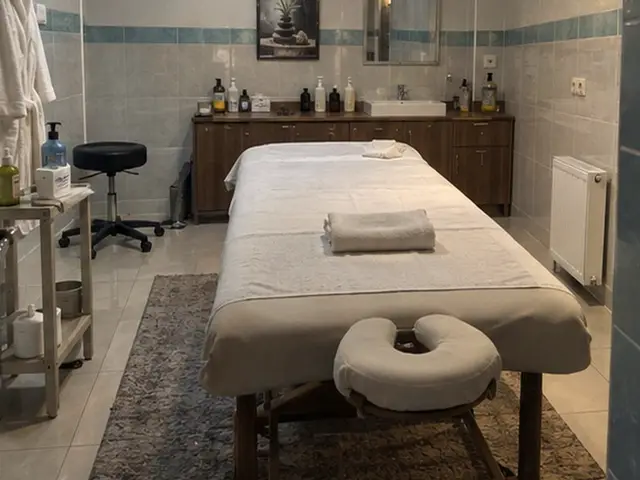 Lavabolu, raflı odada hazır masaj masası — Mahmutbey, Masaj Salonun